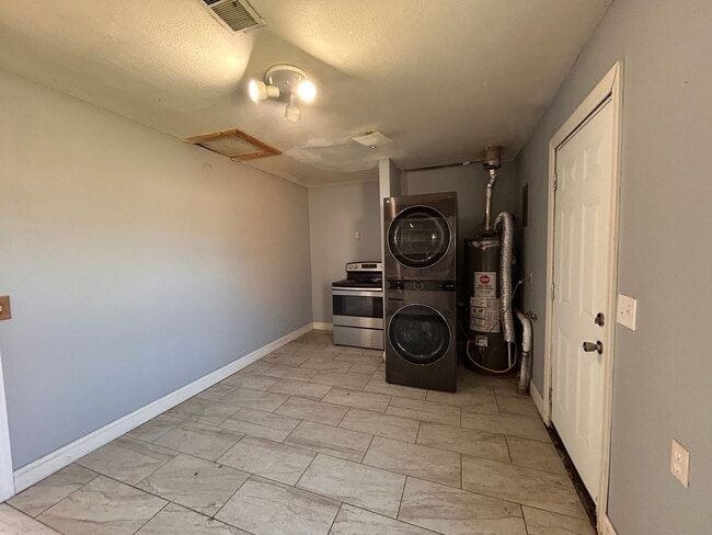 Photo - 4 Bed 1 Bath *SECTION 8 APPROVED*