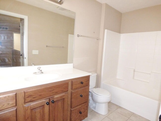 Photo - 4 bedroom 2.5 bathroom duplex located in a quiet neighborhood!