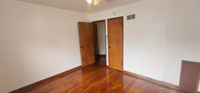 Building Photo - Charming 1-Bedroom Apartment with Bonus Room & Refinished Hardwood Floors