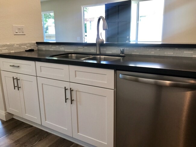 Photo - Upgraded 1bdrm/1ba in Lake Forest Unit 13E
