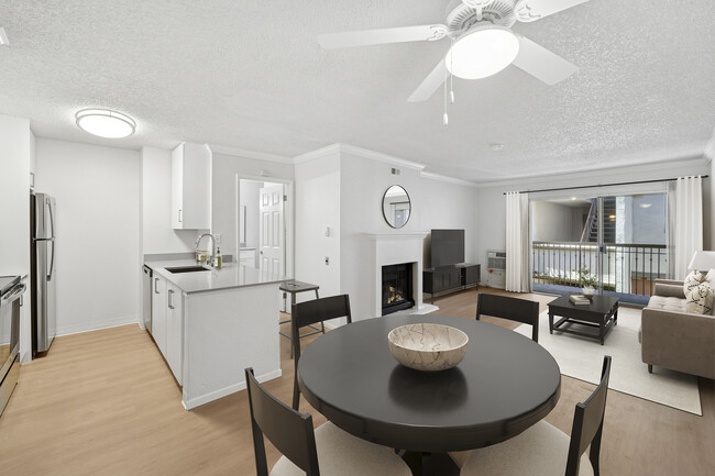 Paquete renovado I: cocina, sala y comedor con piso de superficie dura. - eaves West Valley