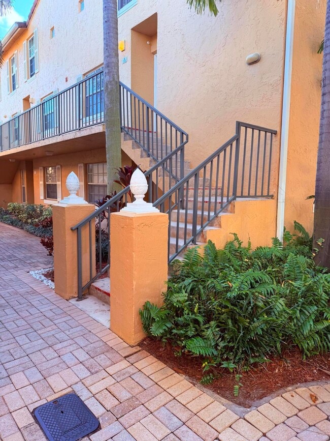 Building Photo - 1040 Lake Shore Dr Unit 204