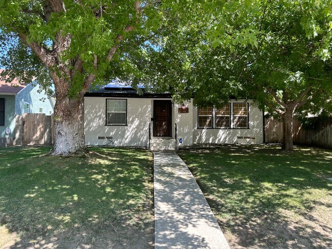 Adorable 3 Bedroom Home - Adorable 3 Bedroom Home