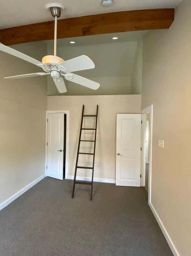 Photo - 218 E Elm St