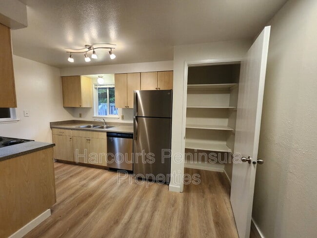 Building Photo - 45 NE Torval Canyon Rd Unit #4