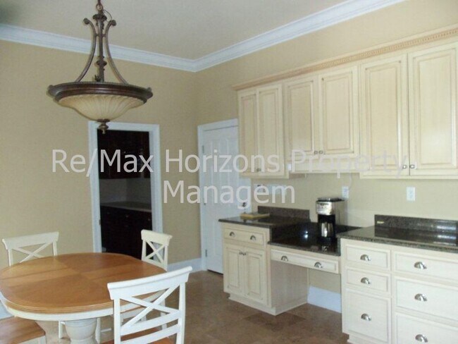 Photo - Magnificent home on golf course!