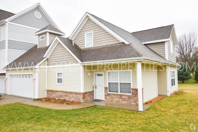 Building Photo - 1 1/2 Story 3 Bedroom Townhome in Urbandale