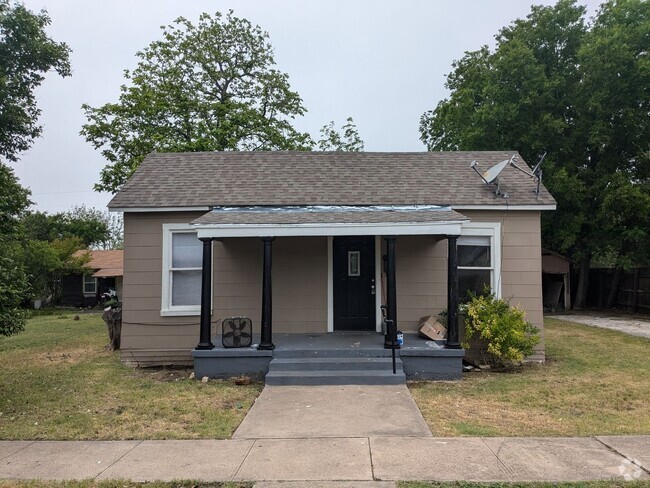 Building Photo - 2 Bed 1 Bath Home with Laundry Hookups