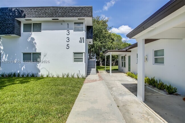 1335 NE 5th St Unit 3