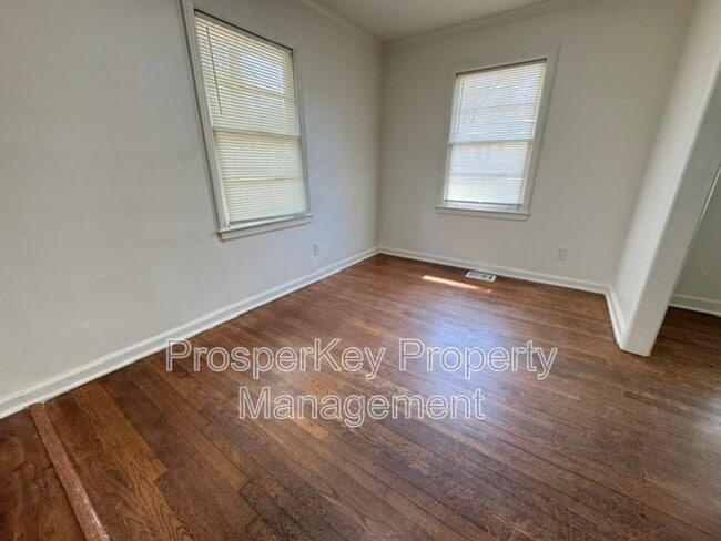 Photo - 340 Adelle St SE