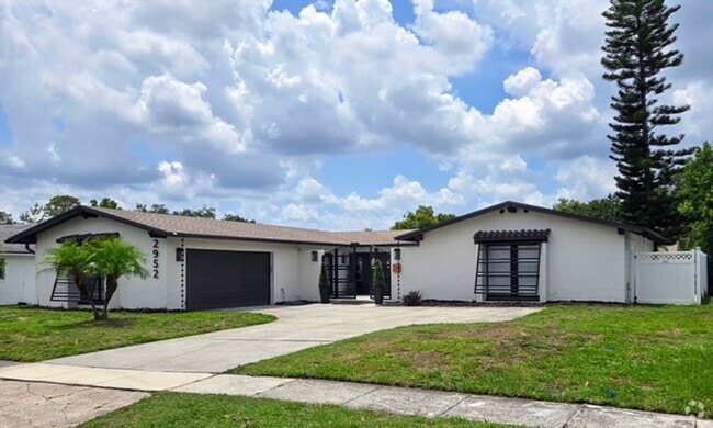 Building Photo - Fully Renovated 4 Bed/ 2.5 Bath Home in Wi...