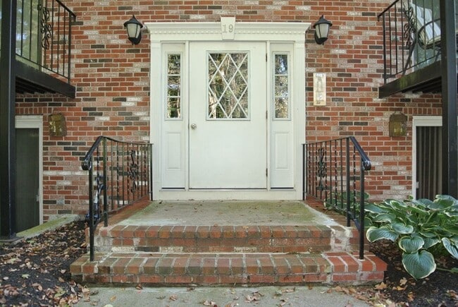 Building Photo - 19 Pine St Unit G