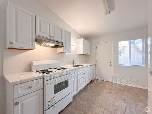 Building Photo - 2204 Carnegie Ln Unit #B Rental