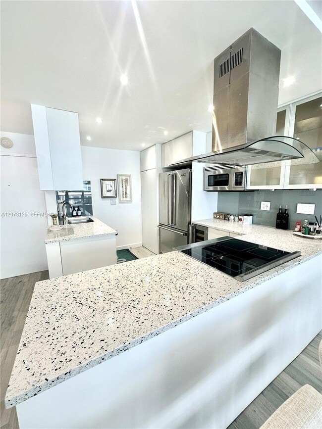 Building Photo - 600 NE 36th St Unit 705