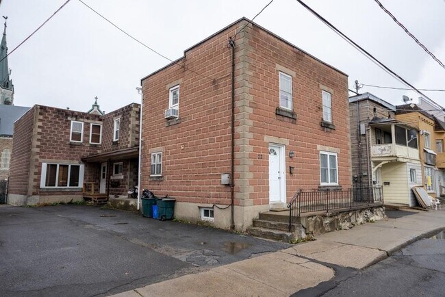 Building Photo - 241-241 William St Unit 4-241