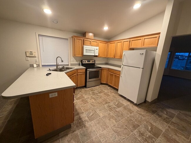 Photo - 3 bed|2 bath house with NEW PAINT & CARPET!