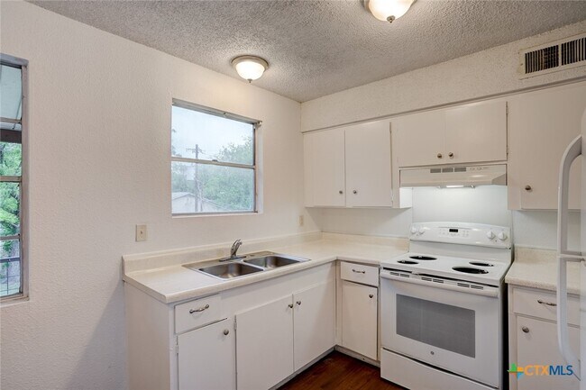 Photo - 748 Old Martindale Rd