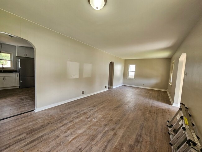 Photo - 512 W 49th Ave