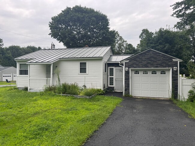 Building Photo - 2 Bedroom with one car garage Rental
