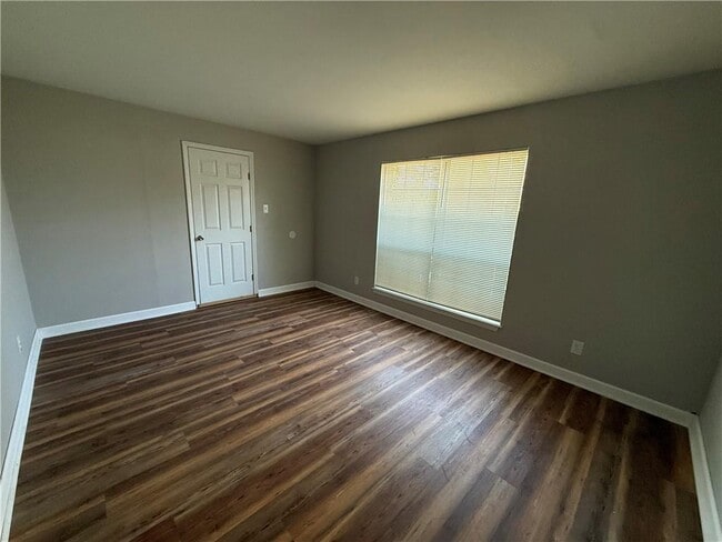 Photo - 505 Newport Dr W