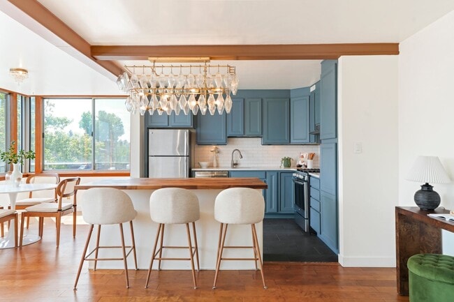 Building Photo - 800 N Washington St Unit 302