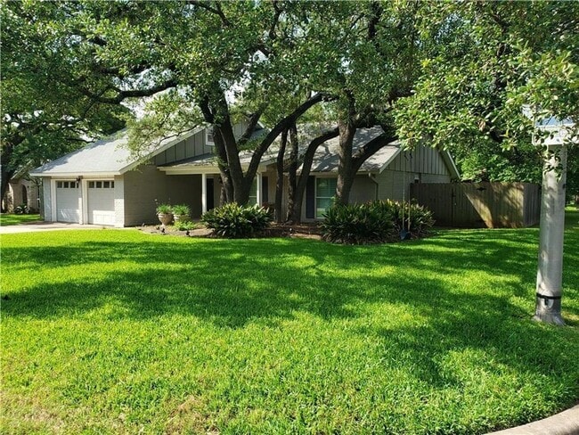Building Photo - Oak Forest Charm Three Bedroom/2 Bath Avai... Rental