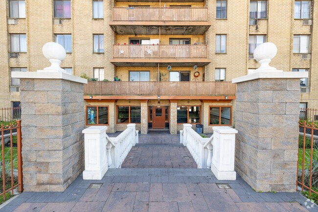 Building Entrance - 380 Front St