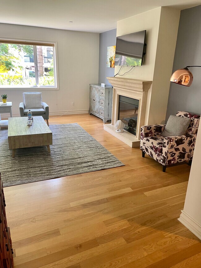 Photo - 325 S Arnaz Dr Unidad 101