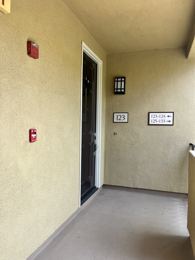 Building Photo - 291 Riverdale Ct Unit 2 Bedroom 2 Bath Condo