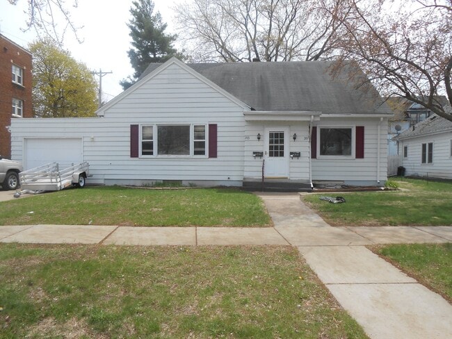 Building Photo - 4 Bed 2 Bath close to UWEC and downtown! A... Rental