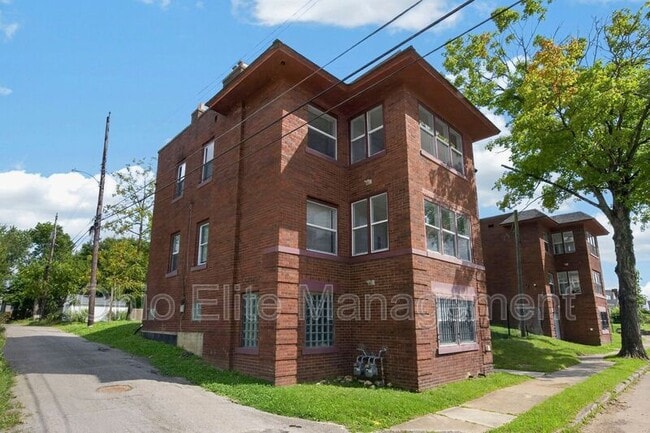 1094 Oakwood Ave