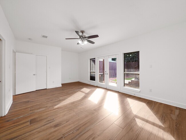 Photo - 907 Hartman St