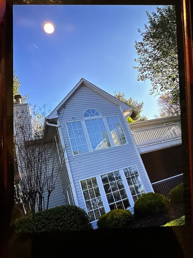 Building Photo - Room in Condo on Balfour Rd
