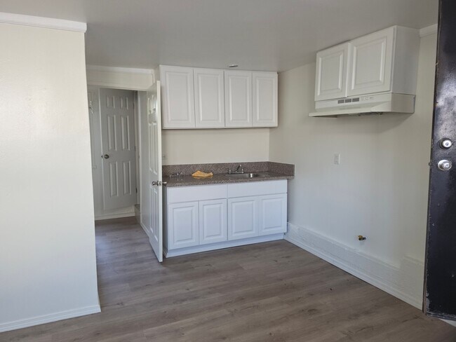 Photo - 1318 W 119th St Unit 2B