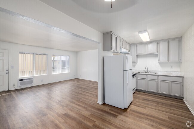 1BR, 1BA - 635SF - Living Room/Kitchen/Dining Room