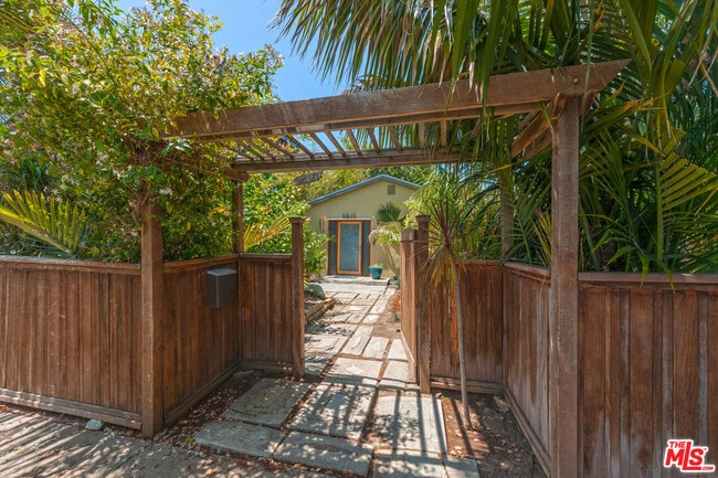 Building Photo - 3617 Maplewood Ave