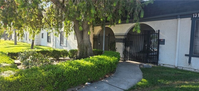 Building Photo - 1319 Oakwood Dr W Unit 6