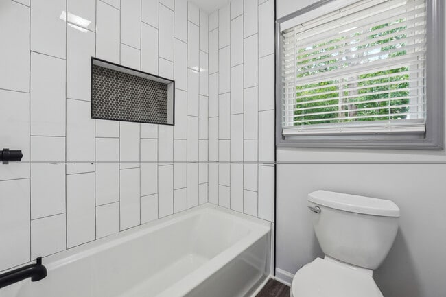 Photo - 2899 Gresham Rd SE