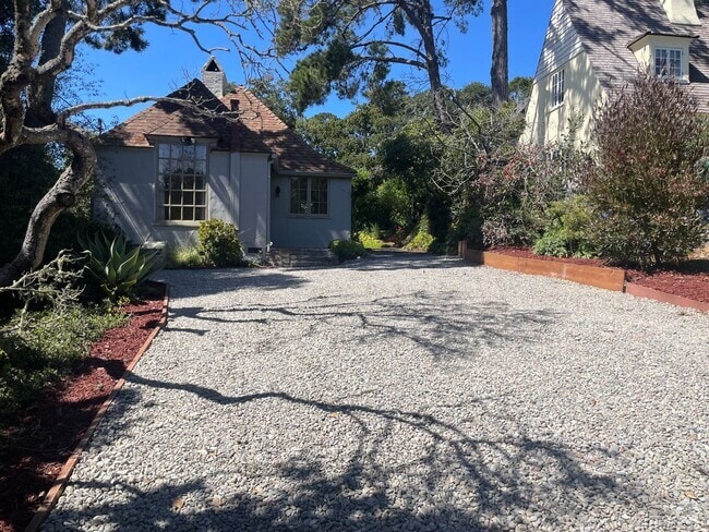 Building Photo - Charming Carmel Comstock Cottage Rental