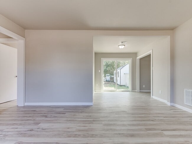 1116 Hickory Ln