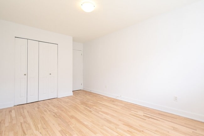 Photo - 4570 Chem. Queen Mary Unit 307