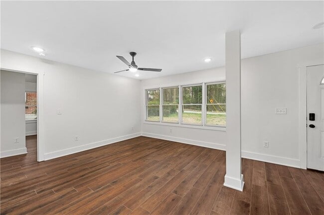 Photo - 668 Custer Ave SE