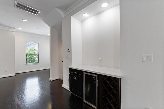 Photo - 1525 Johnson St