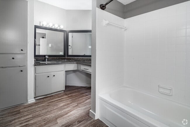 2BR, 2BA - 1093SF - Bathroom 2 - The Beverly