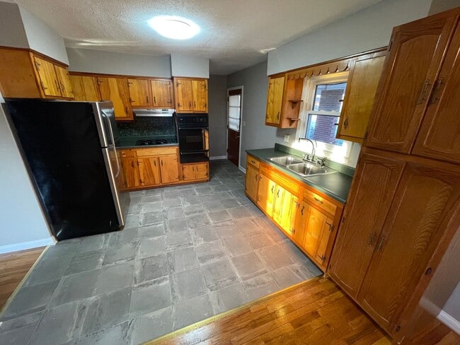 Photo - Brick Home w/ Detached Garage For Rent Shelbyville