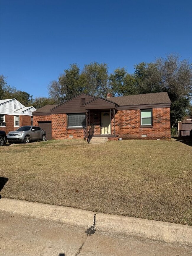 Building Photo - 1405 NE 40th St