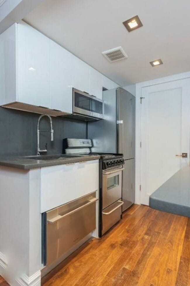 Building Photo - AVE A Unit 2RS