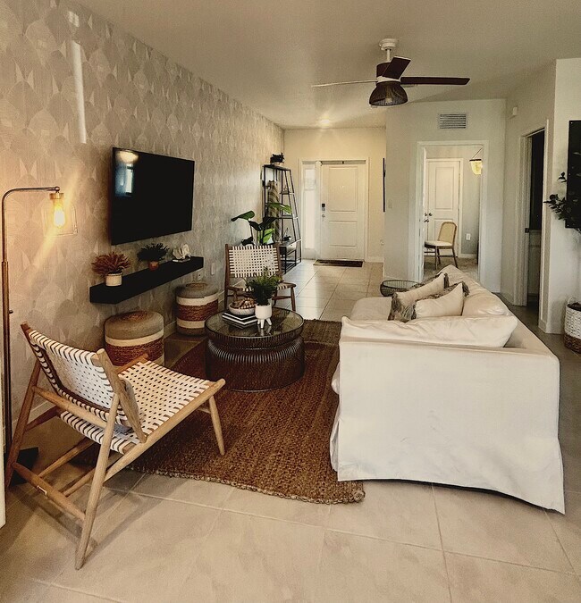 Photo - 453 NE 13th St