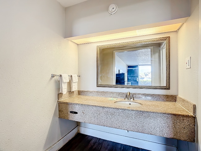 Photo - 4645 N Socrum Loop Rd Unidad King Room