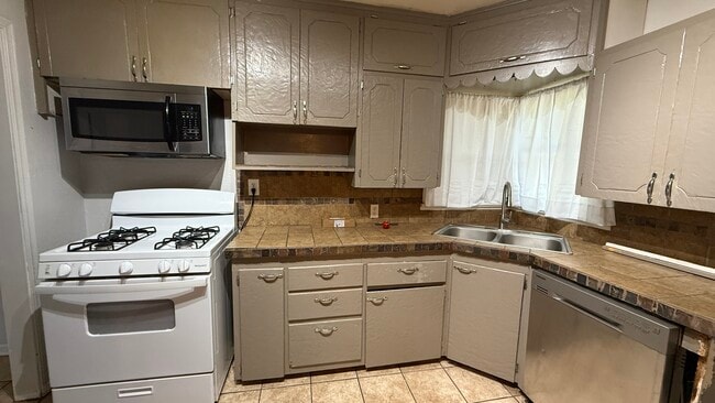 Photo - 1009 N Market Ave